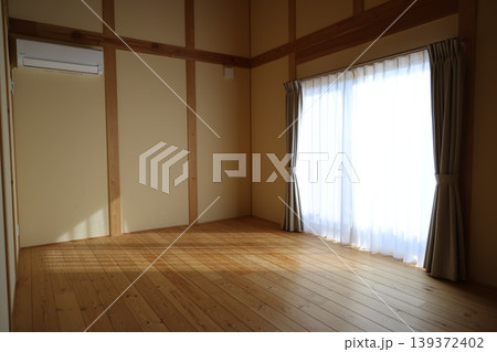 日が差し込む部屋 139372402