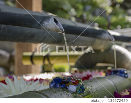 涼を呼ぶ水音、ビー玉と花が奏でる和の旋律 139372429