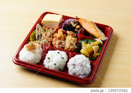 鮭と唐揚げ弁当 139372502