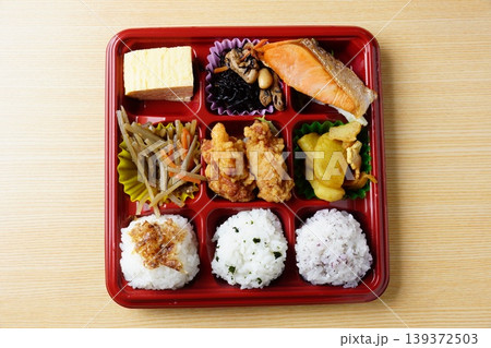 鮭と唐揚げ弁当 鮭と唐揚げ弁当 139372503