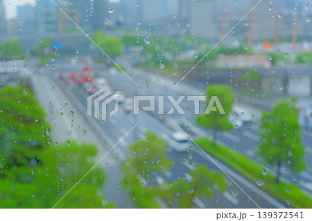 窓から見える雨の街並み 窓から見える雨の街並み 139372541