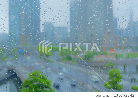 窓から見える雨の街並み 窓から見える雨の街並み 139372542