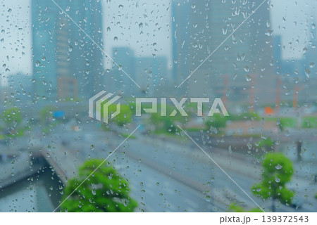 窓から見える雨の街並み 窓から見える雨の街並み 139372543