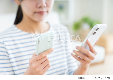 モバイルバッテリーを持つ若い女性 モバイルバッテリーを持つ若い女性 139372776