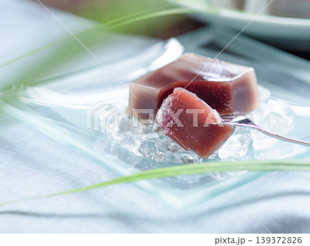 涼しげなガラスの器に盛り付けた水羊羹 (水ようかん) 夏のひんやり和スイーツ 涼しげなガラスの器に盛り付けた水羊羹 (水ようかん) 夏のひんやり和スイーツ 139372826