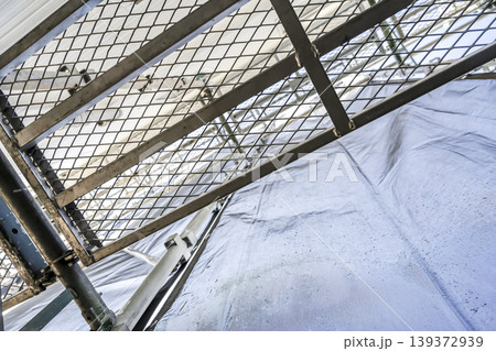 戸建て住宅の新しい外壁と足場を見上げる構図 戸建て住宅の新しい外壁と足場を見上げる構図 139372939