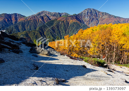南アルプス・鳳凰三山・薬師岳稜線から見る白峰三山 南アルプス・鳳凰三山・薬師岳稜線から見る白峰三山 139373097