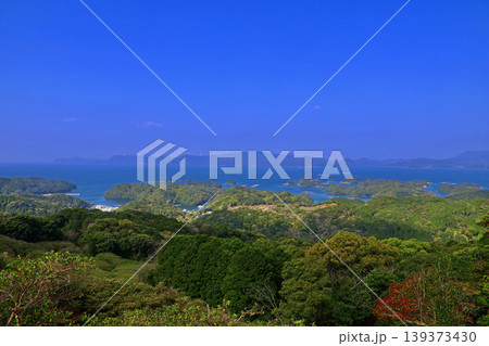 長串山公園からの眺望・海と島々(長崎県・佐世保市) 長串山公園からの眺望・海と島々(長崎県・佐世保市) 139373430