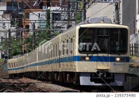 新宿に向かって走る小田急線8000形 新宿に向かって走る小田急線8000形 139373490