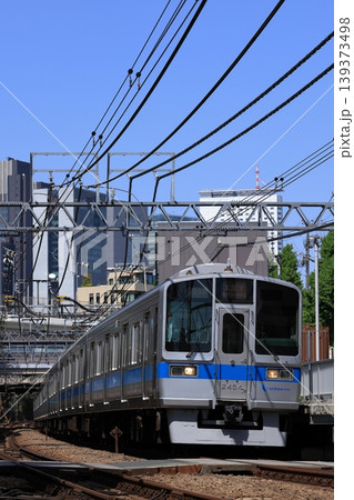 新宿付近のビル群をバックに走る小田急線2000形 新宿付近のビル群をバックに走る小田急線2000形 139373498