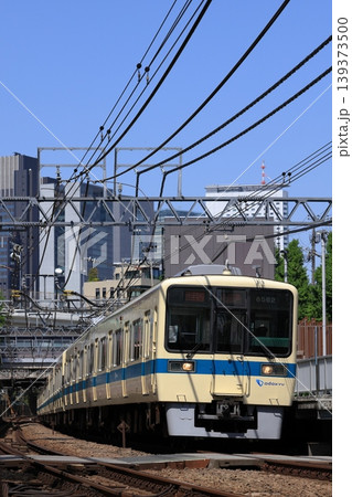新宿付近のビル群をバックに走る小田急線8000形 新宿付近のビル群をバックに走る小田急線8000形 139373500