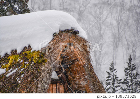 茅葺き屋根に積もる雪 139373629