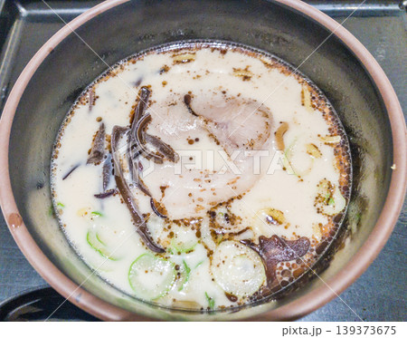 クリーミーな豚骨ラーメン 九州博多スタイル クリーミーな豚骨ラーメン 九州博多スタイル 139373675