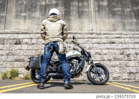 白いクルーザーバイクと後ろ姿の男性ライダー 139373728