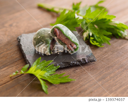 蓬たっぷりの草餅 (よもぎ餅) 春の和スイーツ 日本の和菓子 蓬たっぷりの草餅 (よもぎ餅) 春の和スイーツ 日本の和菓子 139374037