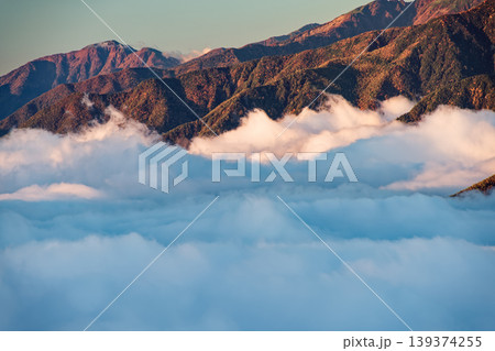 南アルプス・鳳凰三山・杖立峠から見る雲海と朝焼けの山並み 139374255