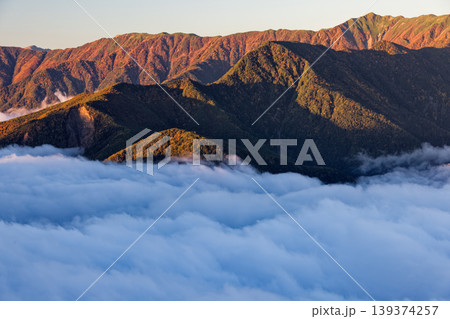 南アルプス・鳳凰三山・杖立峠から見る雲海と朝焼けの山並み 南アルプス・鳳凰三山・杖立峠から見る雲海と朝焼けの山並み 139374257