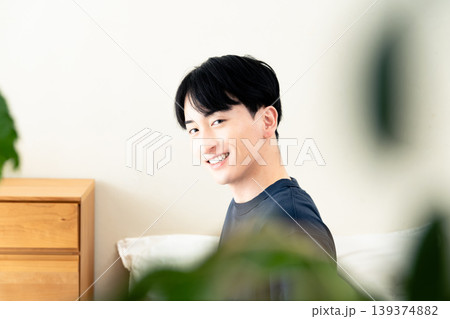 爽やかな寝起きの若い男性 139374882