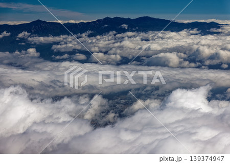 南アルプス・鳳凰三山・観音岳稜線から見る雲上の奥秩父連山 139374947
