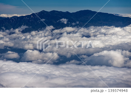 南アルプス・鳳凰三山・観音岳稜線から見る雲上の奥秩父連山 南アルプス・鳳凰三山・観音岳稜線から見る雲上の奥秩父連山 139374948