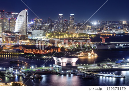 横浜市、横浜マリンタワーから眺める夜景(大さん橋・赤レンガ倉庫方向) 横浜市、横浜マリンタワーから眺める夜景(大さん橋・赤レンガ倉庫方向) 139375179