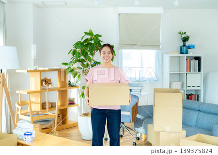 引越しの準備をする若い女性 139375824