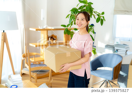 引越しの準備をする若い女性 引越しの準備をする若い女性 139375827