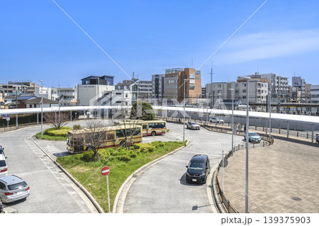 横浜市の都市風景 長津田駅前のバスロータリー 横浜市の都市風景 長津田駅前のバスロータリー 139375903