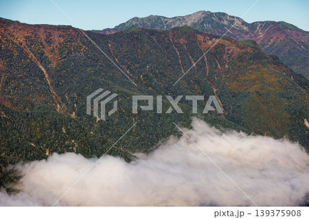 南アルプス・辻山から見る雲海と仙丈ヶ岳 南アルプス・辻山から見る雲海と仙丈ヶ岳 139375908