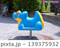公園の青いプテラノドン型スプリング遊具 子供が乗る揺れる恐竜遊具 屋外 139375932