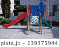 公園の赤と青の小さな滑り台とボルダリング遊具 子供向け複合遊具 屋外 139375944
