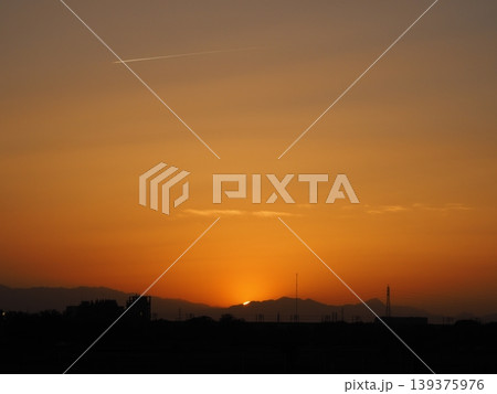オレンジ色に染まる夕焼け空と関東山地に沈みゆく太陽 オレンジ色に染まる夕焼け空と関東山地に沈みゆく太陽 139375976