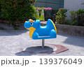 公園の青いプテラノドン型スプリング遊具 子供が乗る揺れる恐竜遊具 屋外 139376049