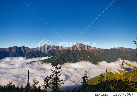 南アルプス・辻山から見る雲海と白峰三山 南アルプス・辻山から見る雲海と白峰三山 139376067
