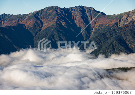 南アルプス・辻山から見る雲海と農鳥岳 南アルプス・辻山から見る雲海と農鳥岳 139376068