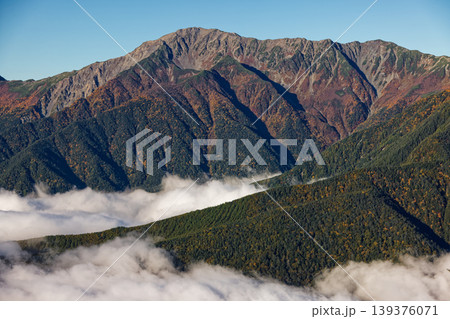 南アルプス・辻山から見る秋色の間ノ岳 南アルプス・辻山から見る秋色の間ノ岳 139376071