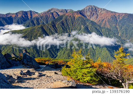 南アルプス・鳳凰三山・砂払岳から見る白峰三山 南アルプス・鳳凰三山・砂払岳から見る白峰三山 139376190