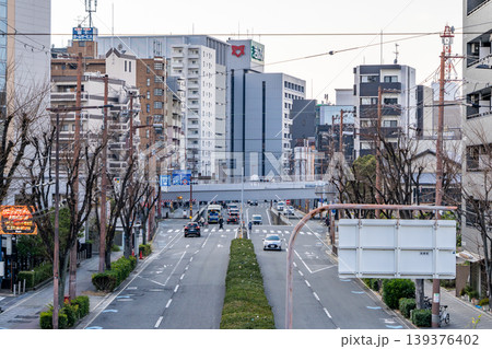 大阪本庄東　豊仁東歩道橋から見る城北公園通の風景（きんでん本店） 139376402