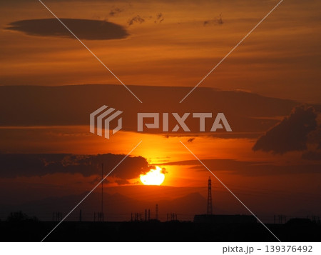 オレンジ色に染まる夕焼け空と街に沈みゆく太陽 オレンジ色に染まる夕焼け空と街に沈みゆく太陽 139376492
