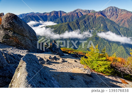 南アルプス・鳳凰三山・砂払岳から見る白峰三山 南アルプス・鳳凰三山・砂払岳から見る白峰三山 139376838