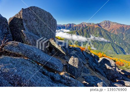 南アルプス・鳳凰三山・砂払岳から見る白峰三山 139376900