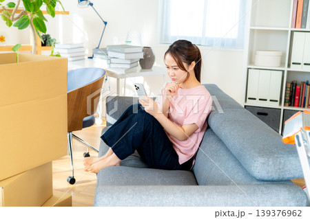 荷造りする若い女性 荷造りする若い女性 139376962