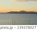 夕刻の霞ヶ浦と筑波山 139378027