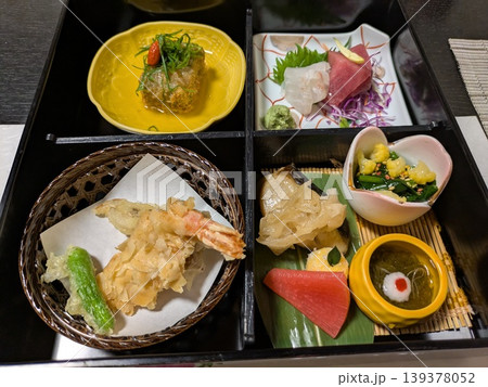 懐石料理で出た箱入りの料理 139378052