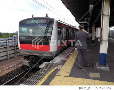 京葉線新木場駅のホームで時計を確認する車掌 京葉線新木場駅のホームで時計を確認する車掌 139378065