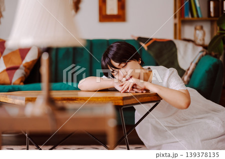 女性がテーブルで眠る 女性がテーブルで眠る 139378135