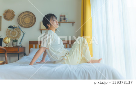 ベッドでくつろぐ若い女性 139378137