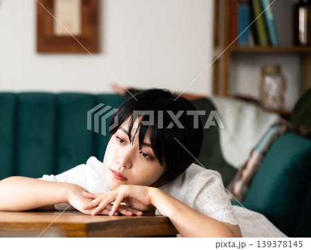 女性がテーブルに寄りかかる 139378145