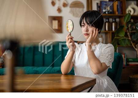 女性が虫眼鏡で顔を見る 139378151