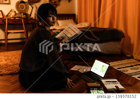 女性が書類とPC作業 139378152